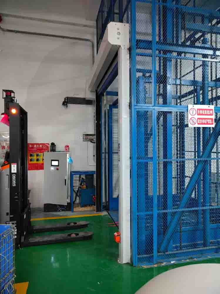 往復(fù)式提升機配AGV叉車